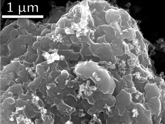 Imagem de microscópio eletrônico de varredura (SEM) de pilhas em camadas de folhas de grafeno flash em nanoescala formadas a partir de resíduos de plástico. (Imagem cortesia de Kevin Wyss/Tour lab)