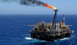 plataforma de petróleo na bacia de campos queimando gás em unidade Petrobras