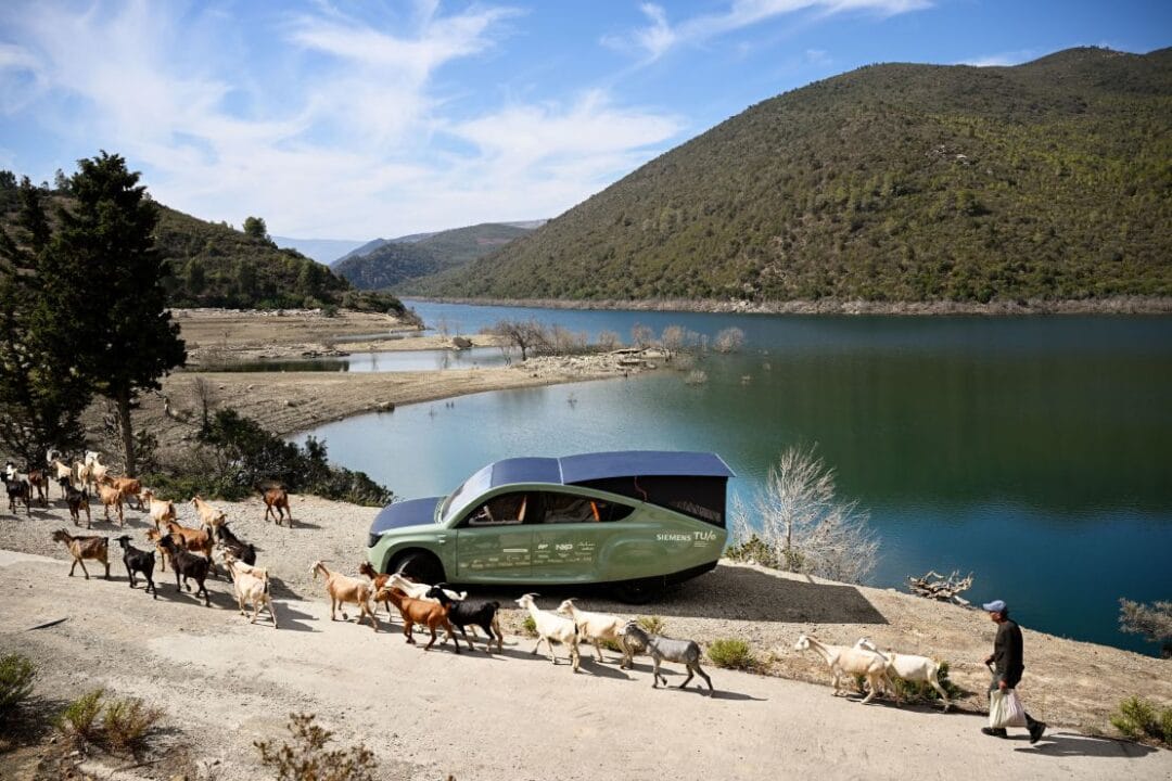 Carro movido a energia solar desafia as expectativas ao percorrer 1.000 km sem parar para recarregar 