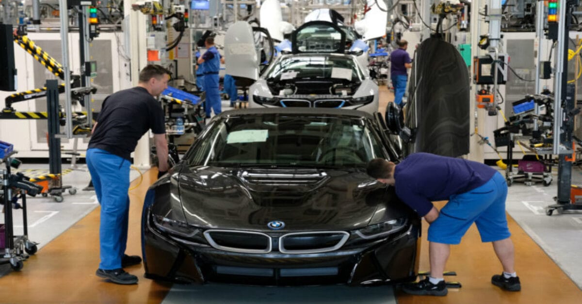 Chefão da BMW encerra produção de motores a combustão a gasolina: último motor V8 foi fabricado na semana passada; agora montadora vai produzir apenas carros elétricos