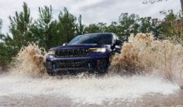 Com autonomia de 1250 km, o novo Jeep Grand Cherokee 2024 é o gigante do offroad que deixa BMW e Volvo comendo poeira