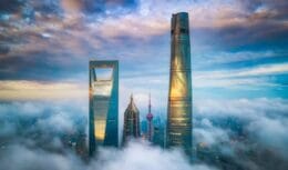 A Torre de Xangai é uma maravilha da engenharia na China com design espiral elegante, o que reduz em 25% o impacto dos ventos