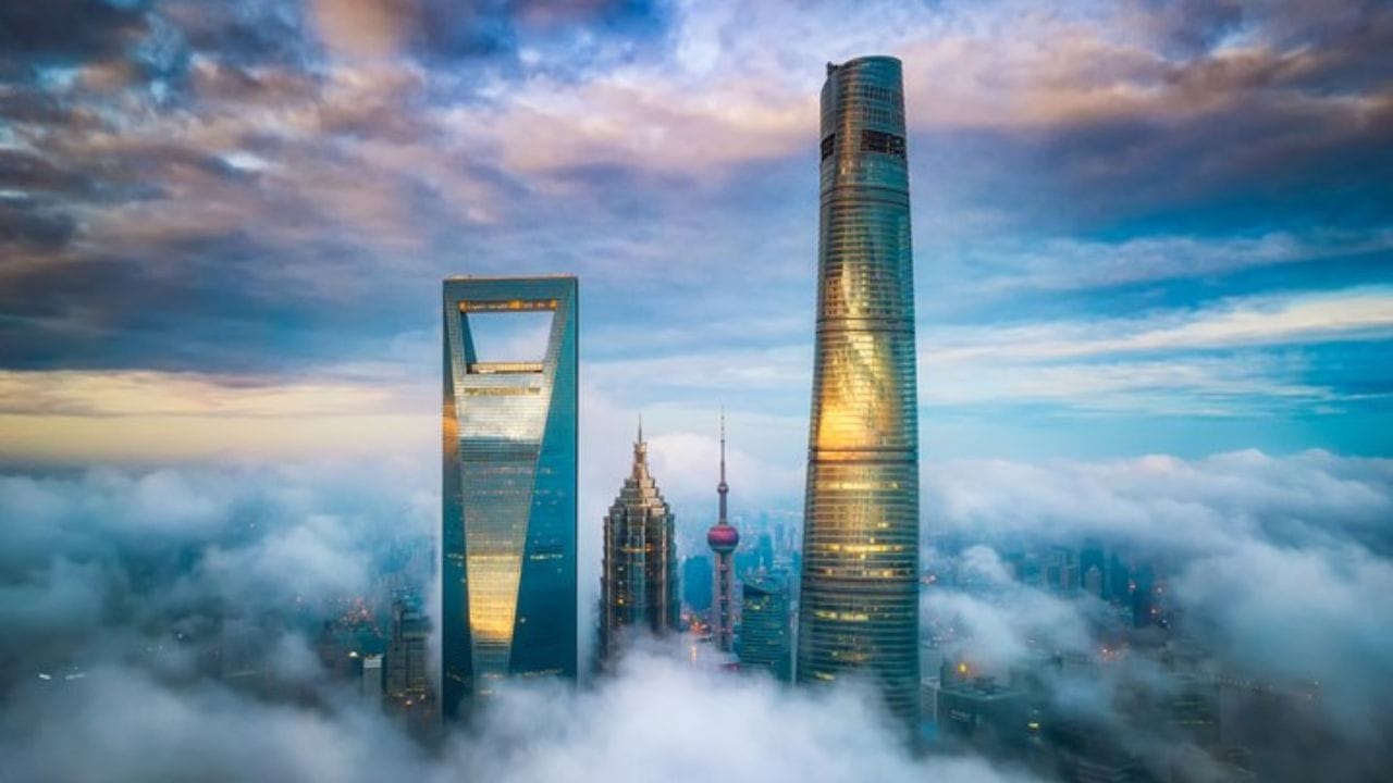 A Torre de Xangai é uma maravilha da engenharia na China com design espiral elegante, o que reduz em 25% o impacto dos ventos