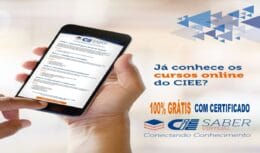Mão segurando smartphone exibindo lista de cursos online gratuitos do CIEE com botão de inscrição, destacando o acesso à educação de qualidade a qualquer hora e lugar