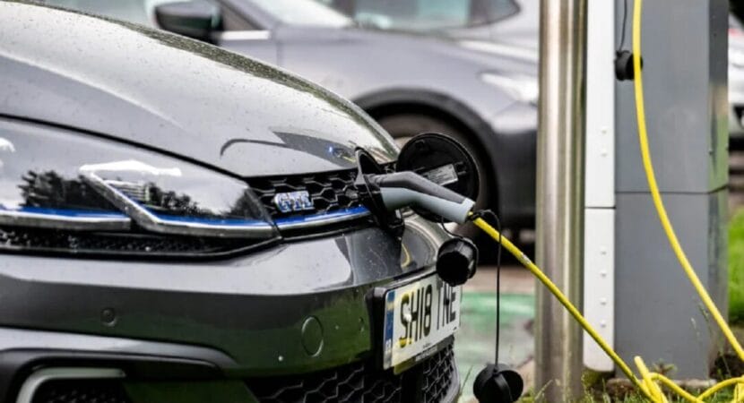 Conheça a empresa que converte carros a combustão em elétricos em apenas 08 horas