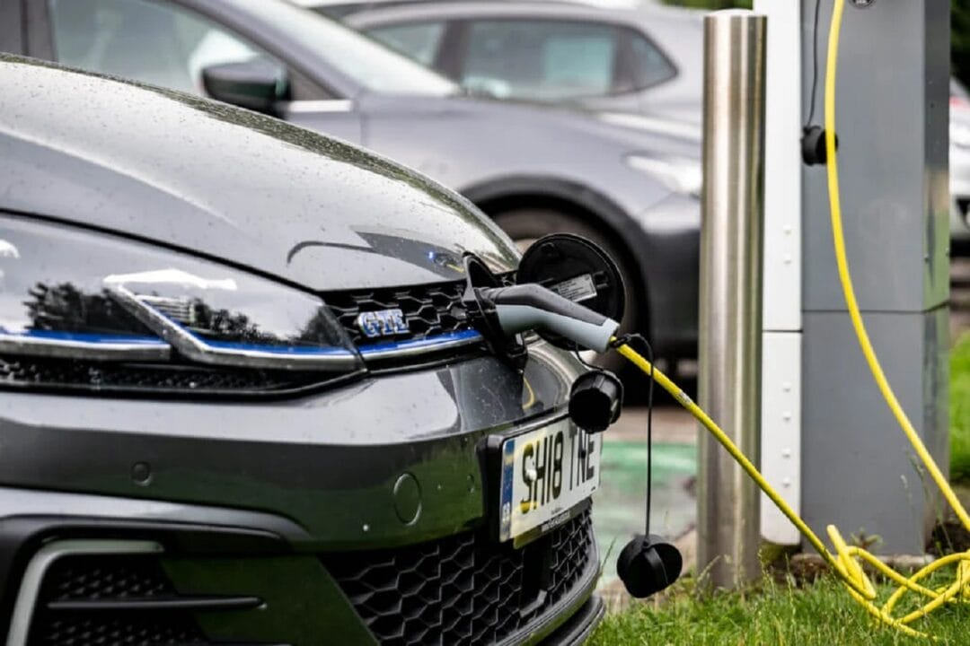 Conheça a empresa que converte carros a combustão em elétricos em apenas 08 horas