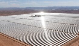 Índia faz movimento audacioso e constrói uma COLOSSAL usina hibrida que gera energia eólica e solar no deserto