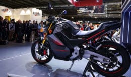 Nova moto elétrica chega ao mercado com bateria de sódio, recarga em 10 minutos e 125 cc