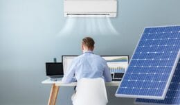 ¿Cuánto tiempo mantiene encendido el aire acondicionado un panel solar de 560 vatios? Vea también cuántos paneles necesitará