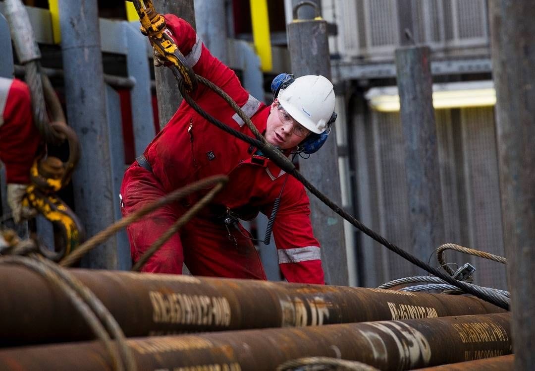 Homem de área desempenhando sua atividade em uma plataforma de petróleo offshore