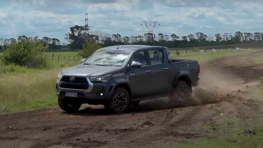 En kombinasjon av luksus og sporty ånd er den nye Toyota Hilux SRX Plus ...