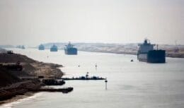 Navios no canal de Suez
