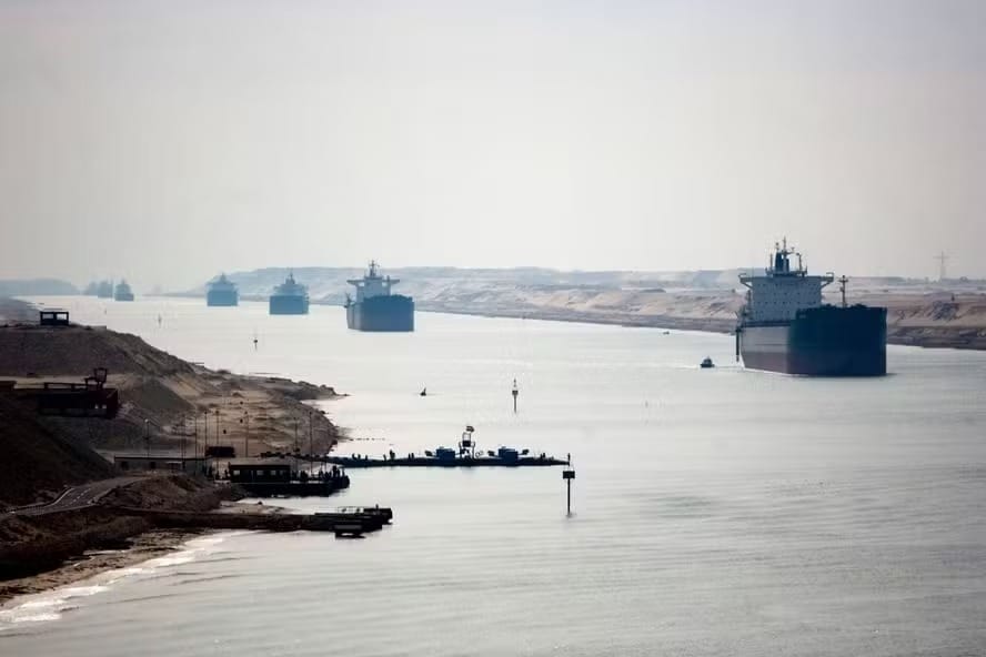 Navios no canal de Suez