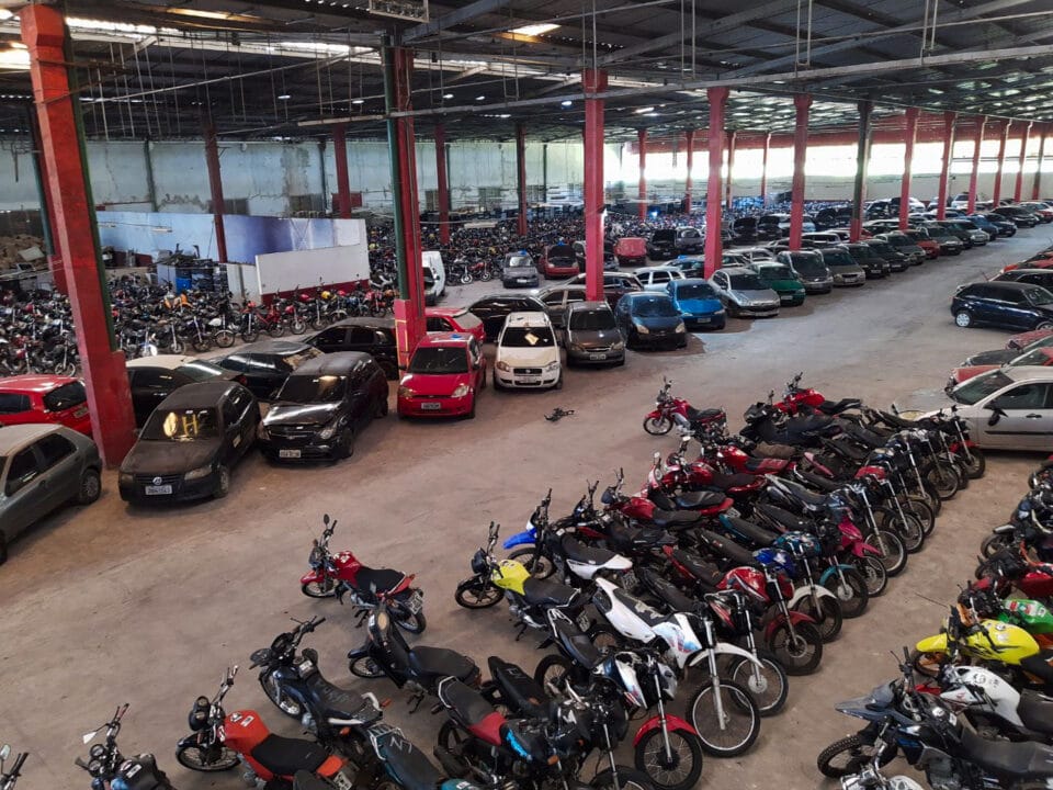 Detran anuncia leilão online com centenas de motos e carros da Ford, Fiat, Volkswagen, Honda e Yamaha a partir de R$ 200