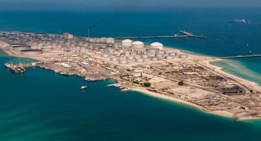 How was the construction of the gigantic refinery in Saudi Arabia, a project that boosted the country in the oil market