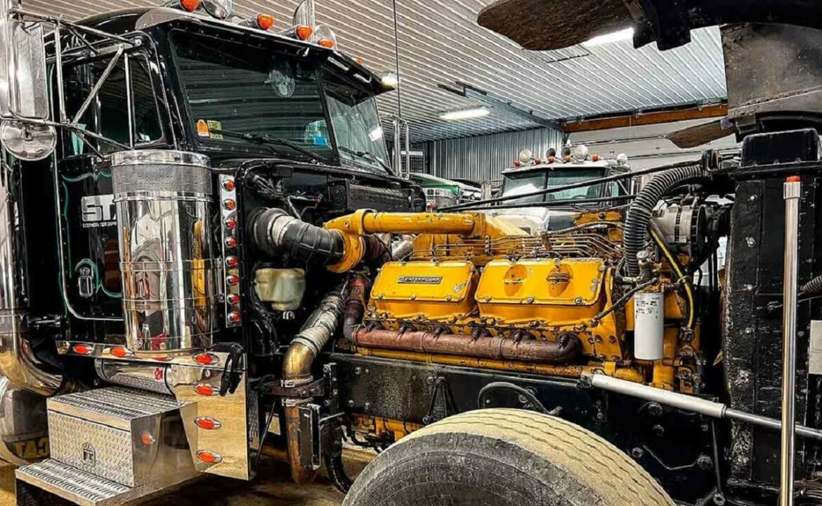 Caminhão Peterbilt surpreende com motor Caterpillar v12 de 27 litros e incríveis 1.000 cv de potência