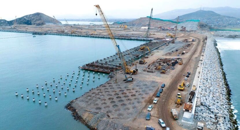 Construção do mega Porto de Chancay no Peru, com investimentos da China, revolucionando o comércio na América Latina