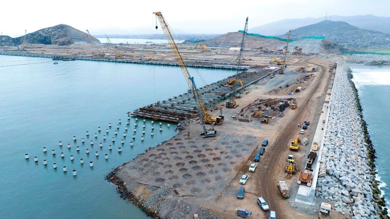 Construção do mega Porto de Chancay no Peru, com investimentos da China, revolucionando o comércio na América Latina