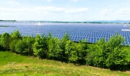 Controvérsia sobre energia solar por assinatura, oferecida por proprietários de fazendas solares, com riscos de regulamentação no Brasil