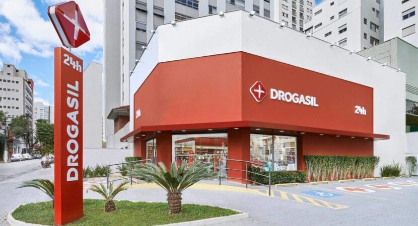 A Drogasil anunciou que está com INÚMERAS vagas de emprego. (Imagem: reprodução/ Drogasil)