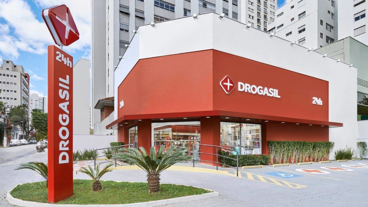 A Drogasil anunciou que está com INÚMERAS vagas de emprego. (Imagem: reprodução/ Drogasil)