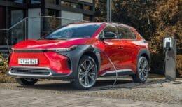  A Toyota anunciou seus planos de lançar um novo carro elétrico em um futuro próximo. O modelo chegará na indústria automotiva com baterias de estado sólido e autonomia além do padrão de 1.000 km.