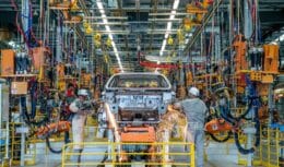 A montadora Caoa Chery anunciou a abertura de um segundo turno e mais de 500 vagas na fábrica de Anápolis, onde produz o SUV Tiggo 5x Sport.