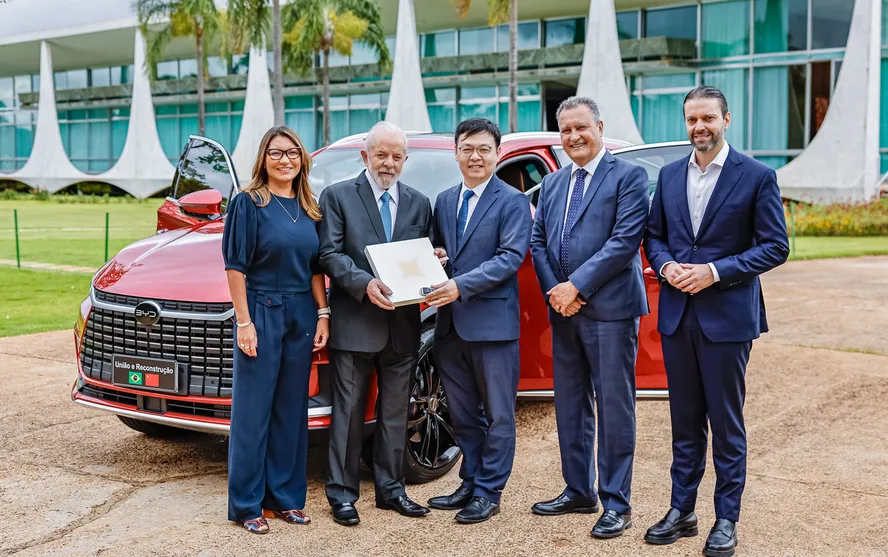 Gigante BYD presenteia Lula com carro de R$ 500.000 e vai começar as obras em sua fábrica na Bahia