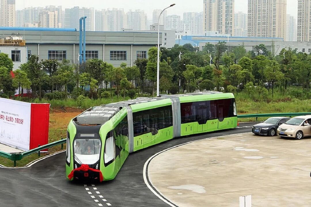 China inaugura o primeiro trem sem trilhos do MUNDO e redefine mobilidade urbana em Zhuzhou!