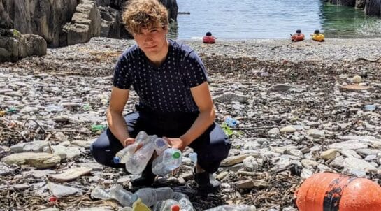 Inventor irlandês descobre como usar ímãs para erradicar microplásticos dos oceanos!