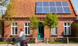 Quem tem energia solar instalada em casa, precisa pagar conta de luz? Economia sim, isenção total não
