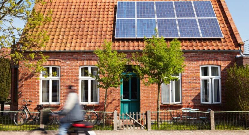Quem tem energia solar instalada em casa, precisa pagar conta de luz? Economia sim, isenção total não