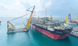 Equinor finaliza instalação do topside no FPSO Bacalhau na Bacia de Santos, marcando um avanço na produção offshore.