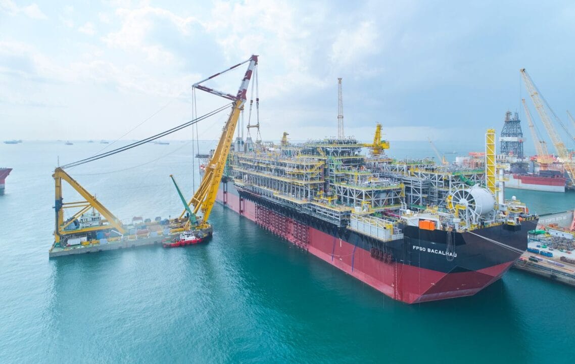 Equinor finaliza instalação do topside no FPSO Bacalhau na Bacia de Santos, marcando um avanço na produção offshore.