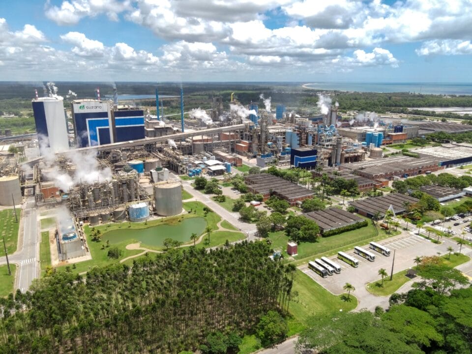 A Suzano e a Adufértil vão construir uma nova fábrica de fertilizantes em Aracruz, com investimento de R$ 65 milhões. A unidade vai gerar diversas vagas de empregos, ampliar a logística e reduzir o raio de abastecimento de fertilizantes.