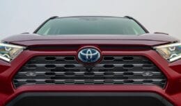 Toyota renova sua frota no Brasil com lançamento de novos carros em 2024: nova picape Tacoma, sedã Corolla híbrido, SUV Yaris Cross, Toyota RAV4 e muito mais!