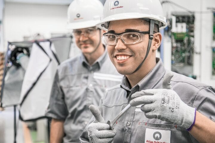 O Papel Essencial do Passageiro na Segurança de Elevadores e Escadas Rolantes