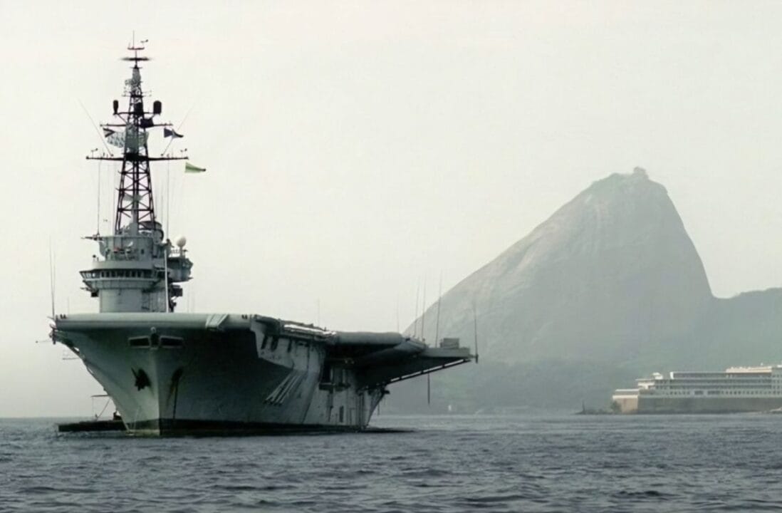 A jornada do Minas Gerais, o primeiro porta-aviões da Marinha do Brasil, desde sua construção na Grã-Bretanha, passagem pela Austrália, até se tornar um ícone naval brasileiro