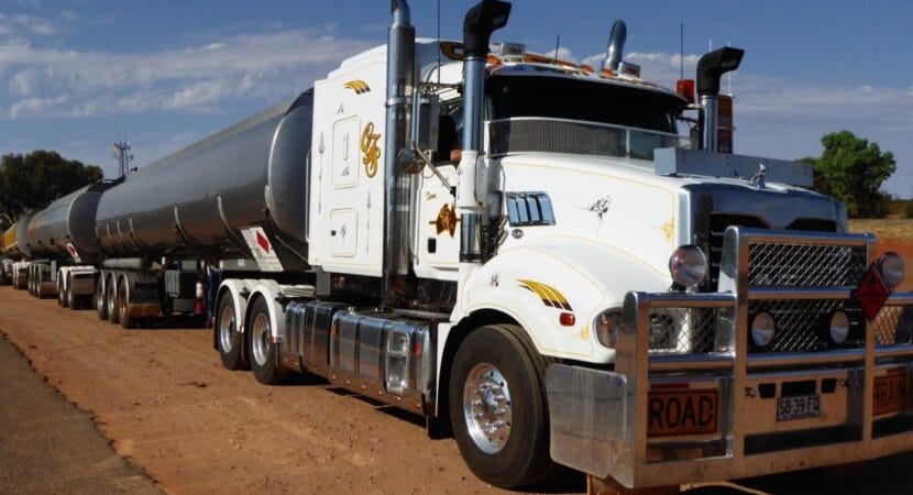 Caminhões que dominam as estradas: Road Trains Australianos com cargas de até 172 toneladas e os Hexatrens no Brasil com 200 toneladas