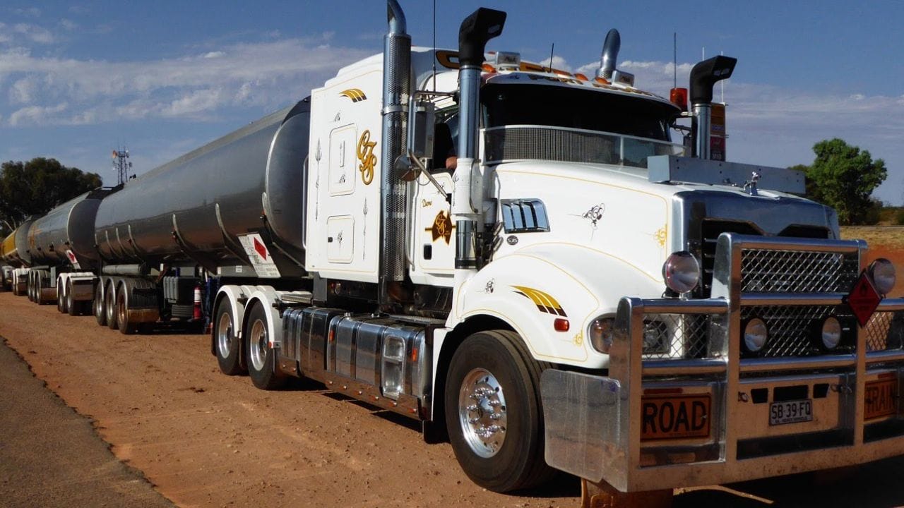 Caminhões que dominam as estradas: Road Trains Australianos com cargas de até 172 toneladas e os Hexatrens no Brasil com 200 toneladas