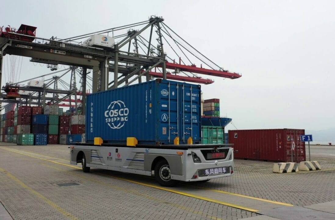 Caminhões sem cabine transformam portos no mundo todo, reduzindo significativamente empregos de motoristas e operadores