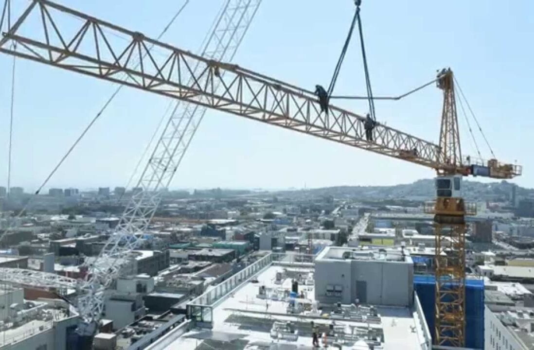 Construção civil: já se perguntou como é feita a montagem das gruas para as construções de prédios?