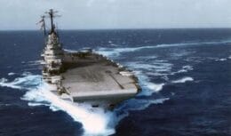 O USS Robin, apelido do porta-aviões britânico HMS Victorious, desempenhou um papel crucial para a Marinha dos Estados Unidos