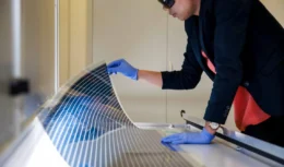¡Un panel solar fabricado en Brasil tan delgado como una hoja de papel llega para revolucionar el sector renovable!