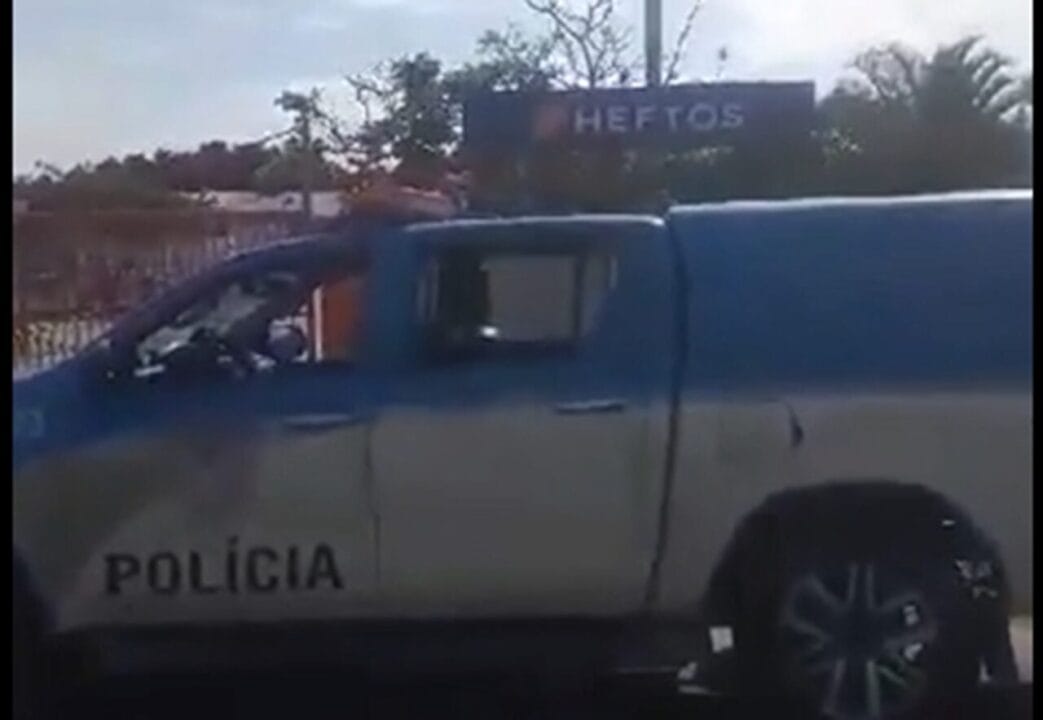Viatura da Polícia Militar estacionada em frente às instalações da Heftos Macaé durante manifestação