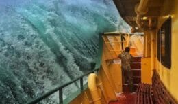 Por que grandes navios resistem a ondas gigantes em tempestades e não afundam?