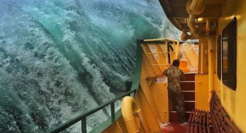Por que grandes navios resistem a ondas gigantes em tempestades e não afundam?