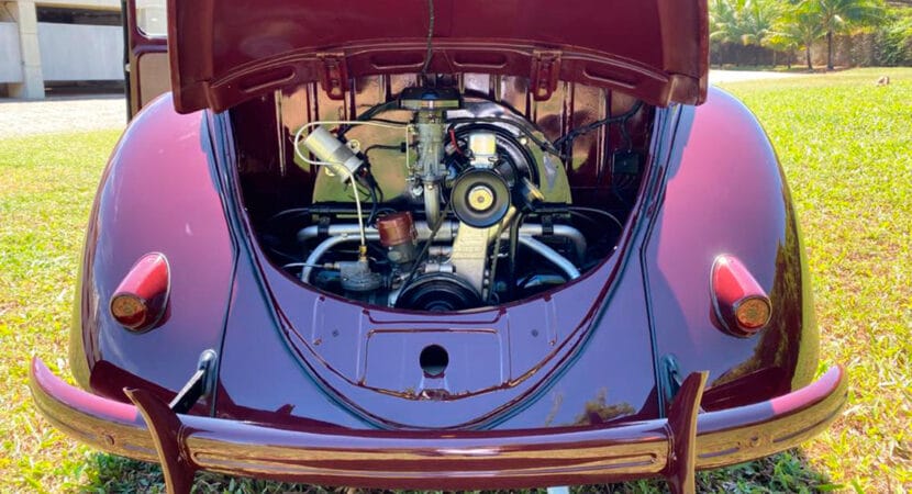 O motor a ar, inovação da década de 1920 por Ferdinand Porsche, revolucionou a indústria automotiva. Utilizado no icônico Fusca, dependia do ar para refrigeração.