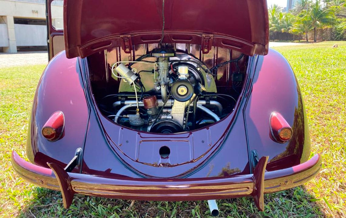 O motor a ar, inovação da década de 1920 por Ferdinand Porsche, revolucionou a indústria automotiva. Utilizado no icônico Fusca, dependia do ar para refrigeração.