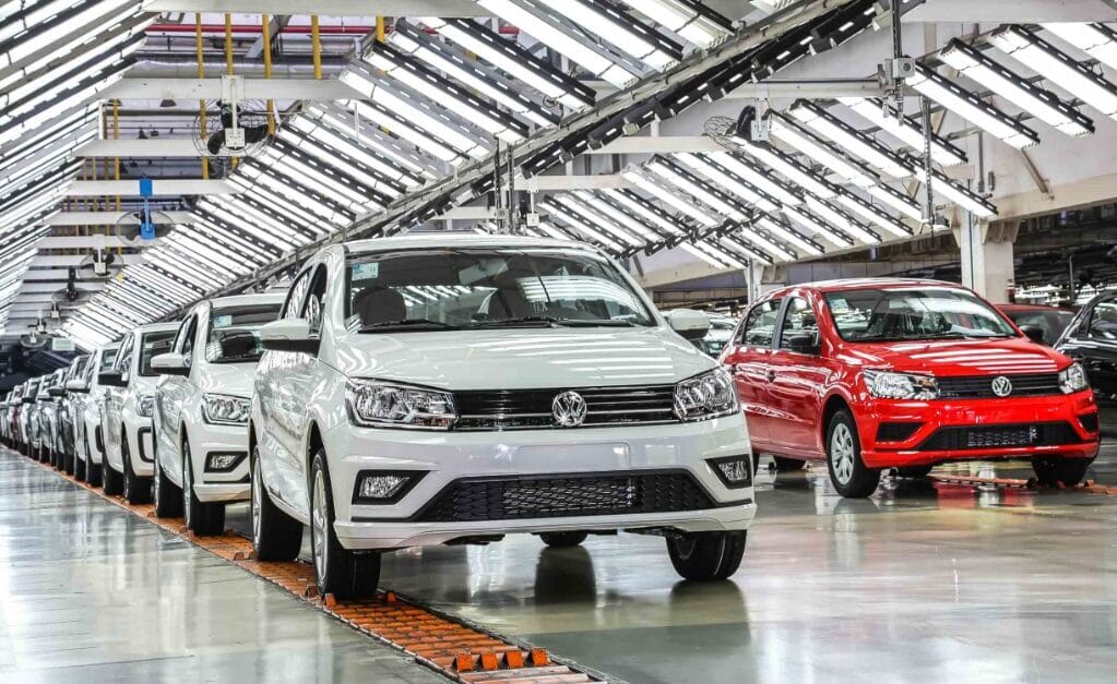 Após anunciar investimento bilionário no Brasil, a multinacional Volkswagen cogita produzir carro elétrico em território nacional